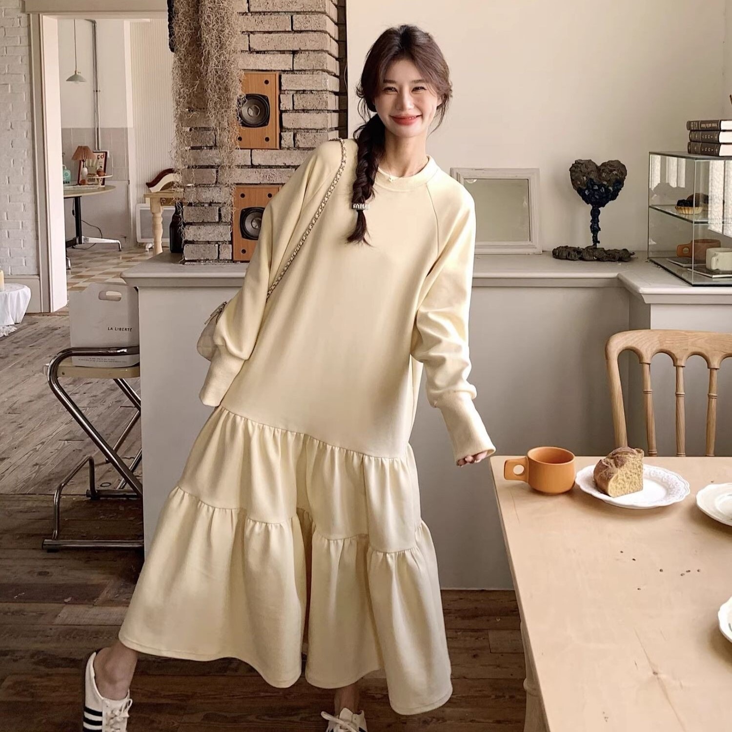 ワンピース スウェット レディース 膝下 ミモレ ロング 長袖 ボリューム袖 萌袖 ラウンドネック ワイド フレア Aライン ティアード かわいい シンプル カジュアル おしゃれ ラフ ガーリー