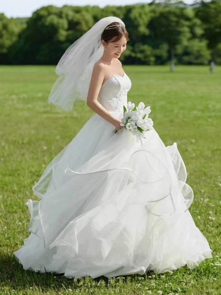ウェディングドレス ベアトップ ラッフルフリル 繊細レース 大人っぽい 結婚式