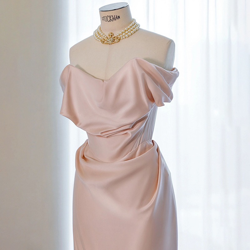 ピンクのドレスの肩のシンプルなサテンの小衆の朝の服の人気パーティーの名媛の婚約敬酒服の女性 5,902円
