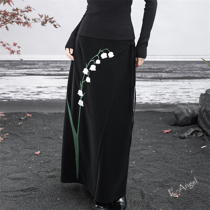 フェイクレザースカート ロング 黒色 マットPU 鈴蘭刺繍 スリットスカート ロングスカート マキシ丈 ハイウエスト 着痩せ レトロ