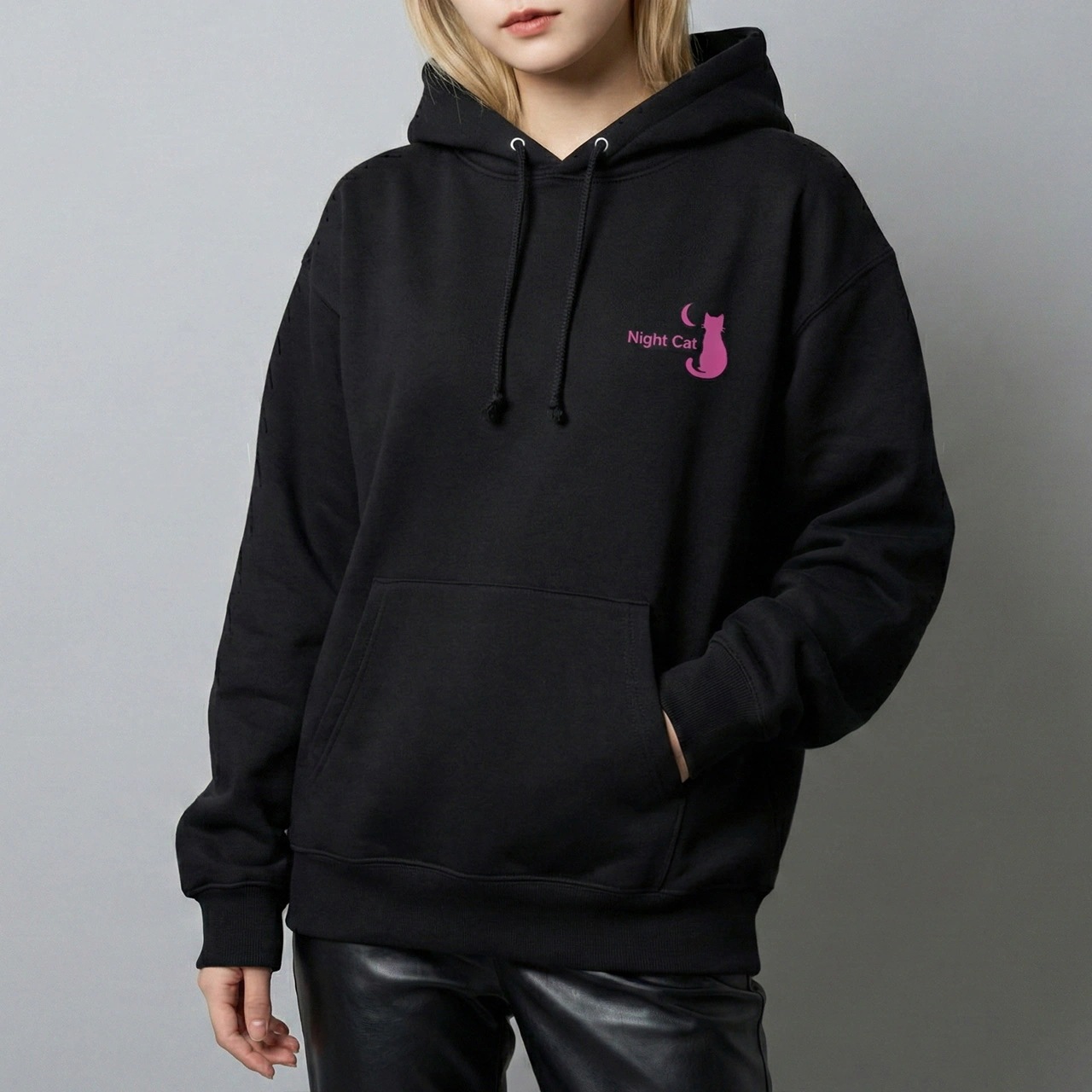 【Night Cat】ロゴ入り スウェットプルオーバーパーカー 10oz 裏パイル（ブラック／ピンクロゴ） 猫 ロゴ かわいい カッコいい クール ストリート 韓国 ファッション