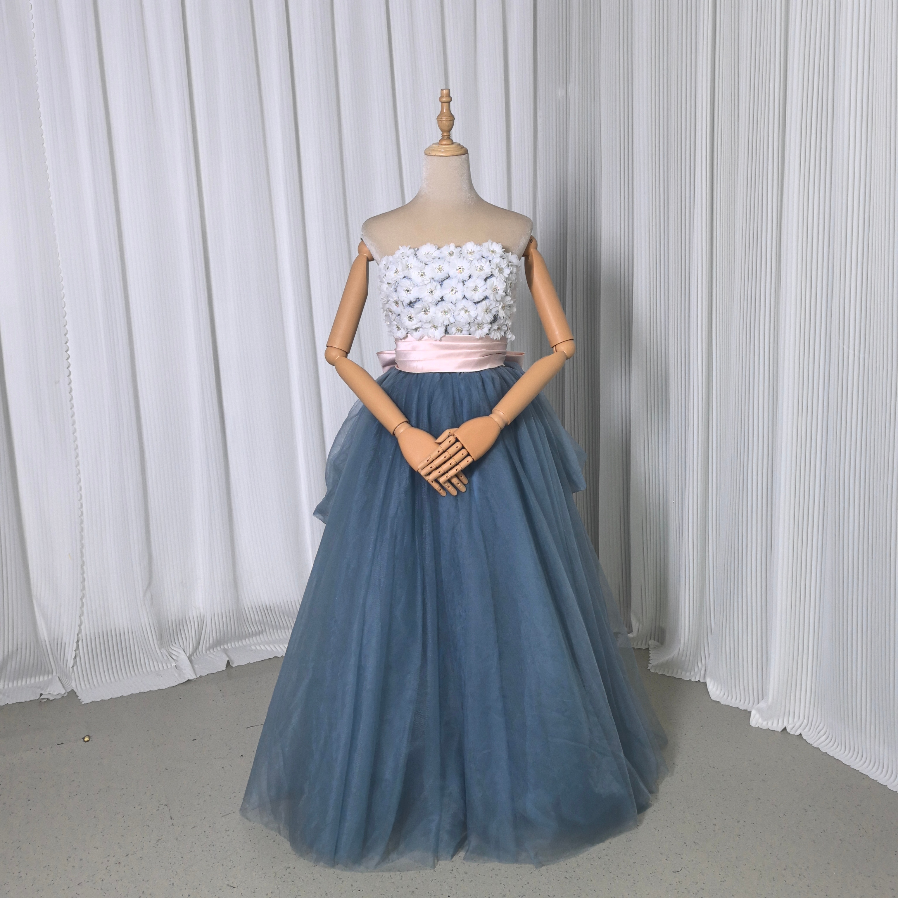カラードレス ブルーグレー 花モチーフ リボン ロング 裾に繊細レースをあしらった 編み上げ 前撮り