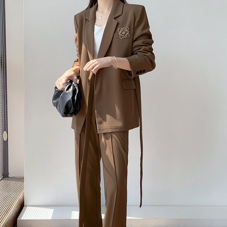 2点セット セットアップ 上下セット スーツ パンツスーツ トップス パンツ ジャケット 長袖 前開き ボタン 襟付き ポケット ウエストリボン ロングパンツ ストレートパンツ かわいい