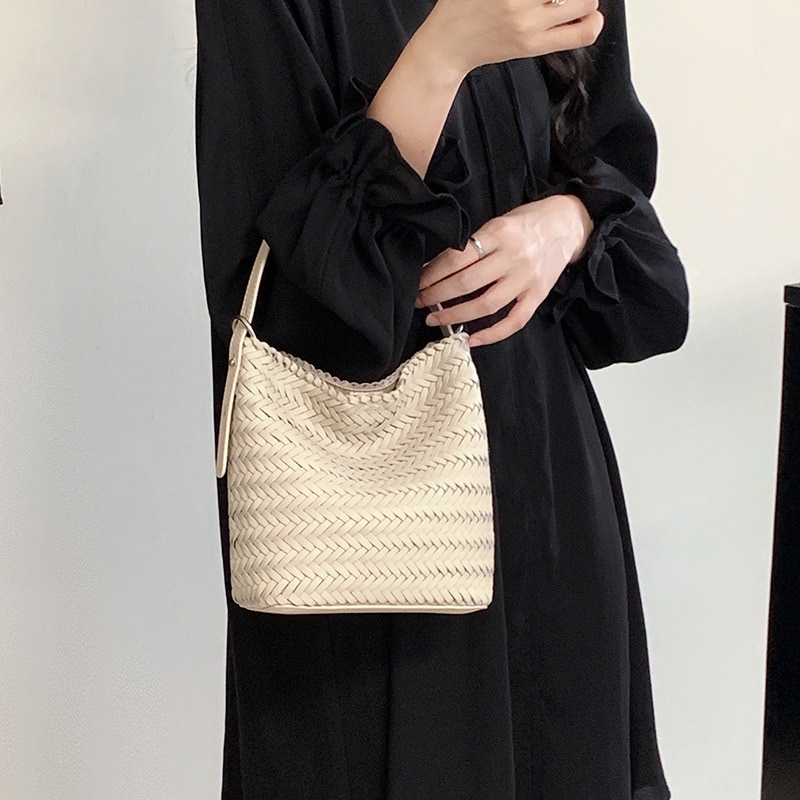 手提げ本革バケツバッグ2025新作リゾート風カジュアル手編み牛革編みレディースバッグショルダーバッグ