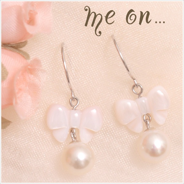 me on... K10WG 淡水パール ピンクシェル リボン フックピアス 発送目安２-３週間 8,041円