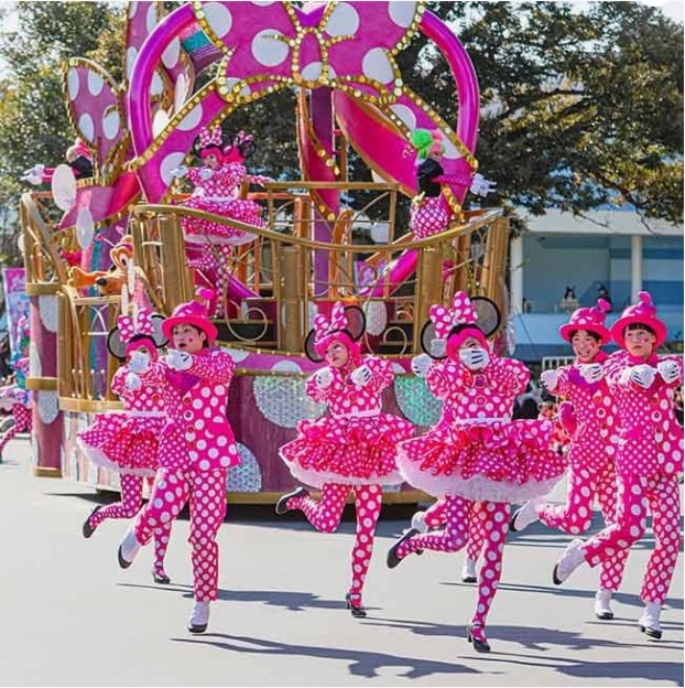 東京ディズニーランドで「ディズニー・パルパルーザ」ダンサー人 コスプレ衣装男女の選択の自由