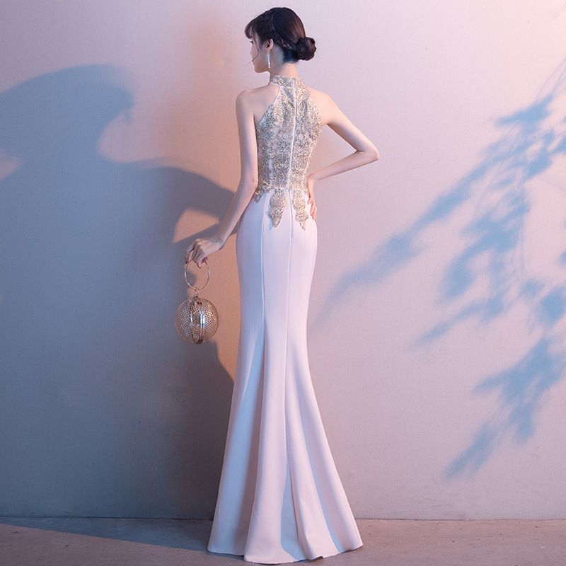 首を掛けて魚の尾のタキシードの金の宴会の雰囲気の高級感を掛けます