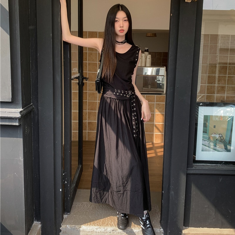 黒ドレス女性デザインリベット感 r n r n r n r n r n r n r n r n r n r n r n r n