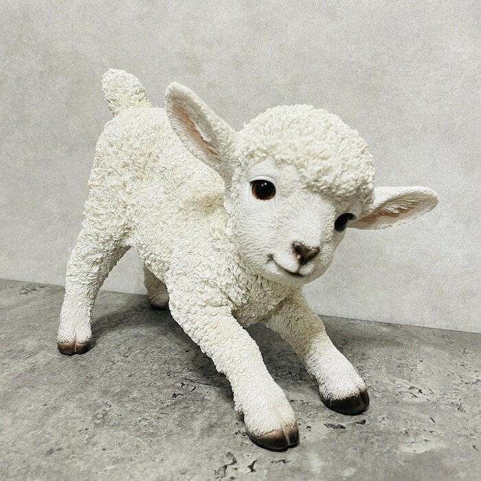 かわいい 置物 前かがみの子羊 高さ18cm おしゃれ ガーデン インテリア トイレ オブジェ 可愛い プレゼント 北欧 玄関 雑貨 動物 モダン 面白い 庭 ギフト 屋外 家 リアル 玄関先 卓上