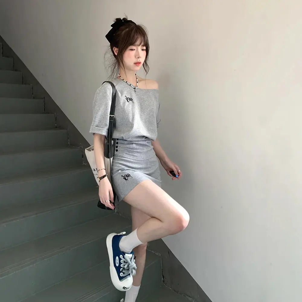 [LUNE]小柄な女性のための韓国スタイルの夏のファッションの短い怠惰なスタイルのカジュアルなスポーツスーツ非対称肩半袖とショートスカートツーピースセット