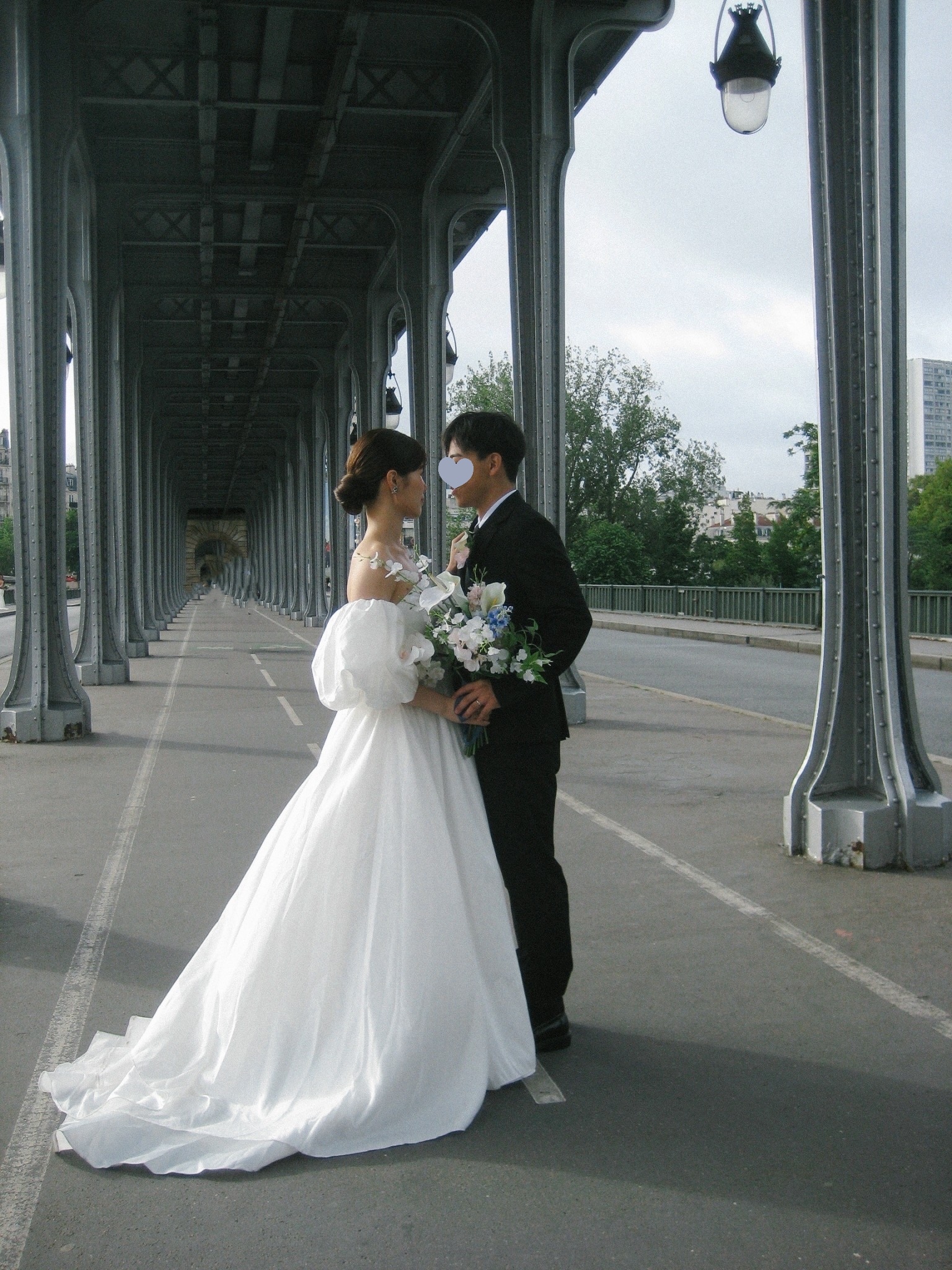 実例写真！ウェディングドレス ベアトップ パフスリーブ スレンダーライン シルクタフ 前撮り 編み上げ