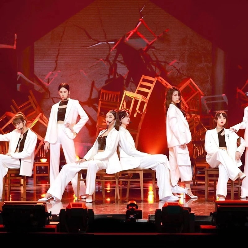 Youth With You 2は同じスタイルの歌唱服大人の白いスーツのジャズステージ公演服でスターガールグループを同行しません