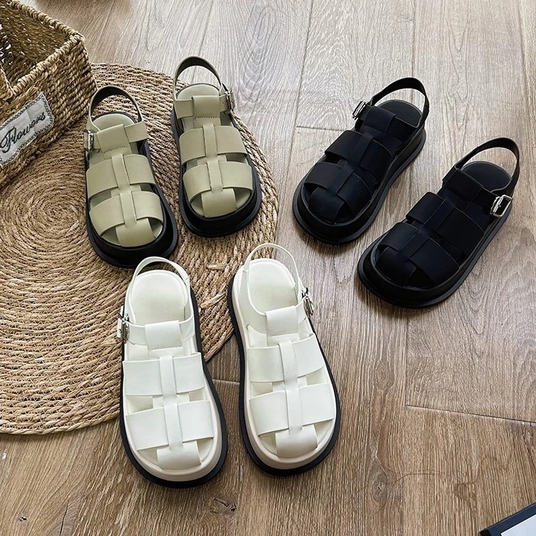 夏 フラットサンダル レディース 2024夏新作本革トゥローマンサンダルカジュアル厚底ピッグケージシューズファッション織物婦人靴