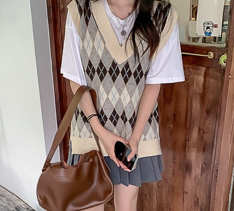 ニット アーガイル レディース トップス ベスト 袖なし ノースリーブ Vネック 襟なし ストレート 伸縮性 薄手 かわいい 大人可愛い シンプル カジュアル おしゃれ こなれ感 ラフ ルーズ 個性的