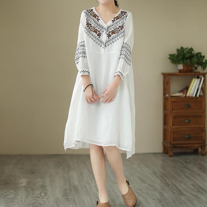 レディース ワンピース シャツワンピ フレア 膝下 ミモレ 7分袖 Vネック セミフレア Aライン フェミニン 刺繍 ウエストマーク サイドスリット ポケット ハイウエスト 異国風 リネン 麻