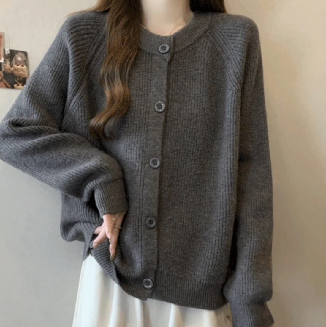 レディース トップス ニット セーター カーディガン 前開き 長袖 ラウンドネック フェミニン ボタン かわいい 大人可愛い きれいめ シンプル カジュアル 上品 おしゃれ かっこいい レトロ