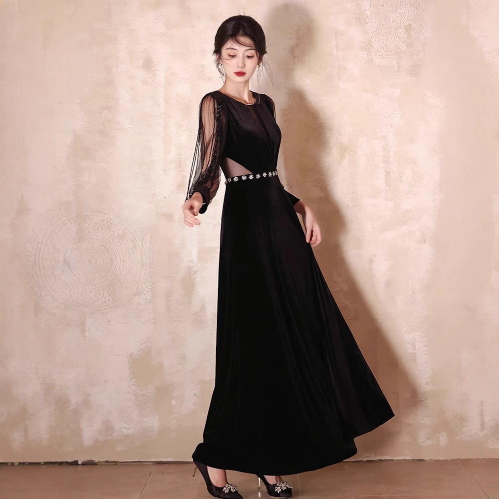 黒のイブニングドレスを着た女性は優雅さと洗練さを醸し出し秋冬の宴会イベント年次総会に最適です