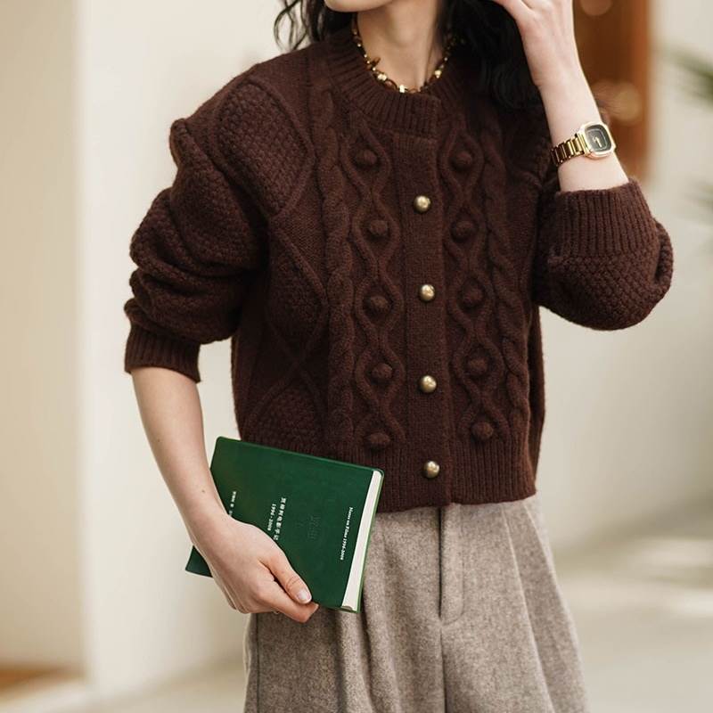 トップス カーディガン レディース ニットカーディガン 長袖 クルーネック 前開き デザインボタン ショート丈 かわいい 大人可愛い きれいめ シンプル 上品 おしゃれ かっこいい カジュアル こなれ