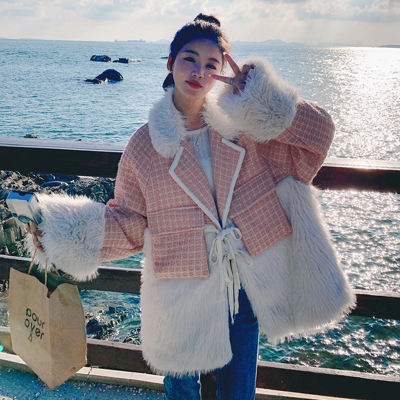 高級デザイン感はキツネの毛に似せてツイードのコートをつなぎ合わせています