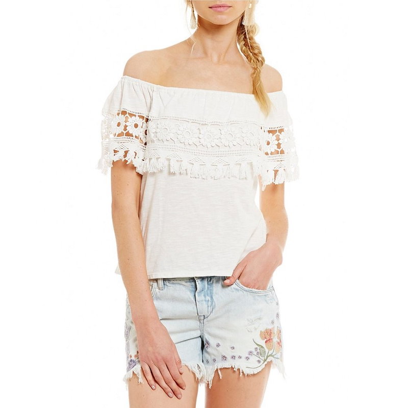 チェルシーアンドバイオレット レディース トップス オフショルダー【Chelsea & Violet Tasseled Floral Crochet-Trimmed Off-the-Shoulder チェルシーアンドバイオレット レディース トップス オフショルダー【Chelsea & Violet Tasseled Floral Crochet-Trimmed Off-the-Shoulder