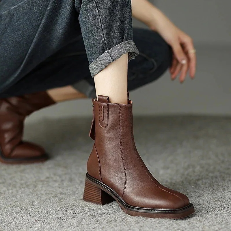 【即納】店舗お勧め!ショートブーツ 新作 気質 ブーツ ーシューズ ショット丈ブーツ ヒール 美脚 ミドルカットョートブーツ 黒 調靴 歩きやすい ミドルヒール 太ヒール スクエア靴