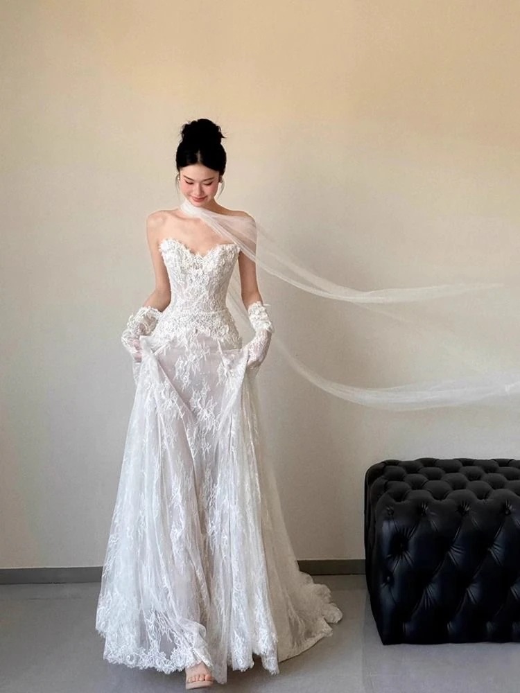 軽いウェディングドレスのレースのチューブトップの高級フォレストウェディング花嫁の婚約ドレスのスカートの歓迎のお出かけガーゼ