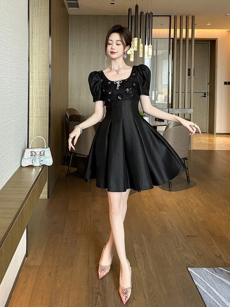 【JY.上品】 2025夏新品 黒 ショートワンピース スクエア襟 フリル ドレス パーティー キャバ 大人 同窓会 披露宴 卒業式 結婚式 演奏会 ウェディング 二次会 メガ割