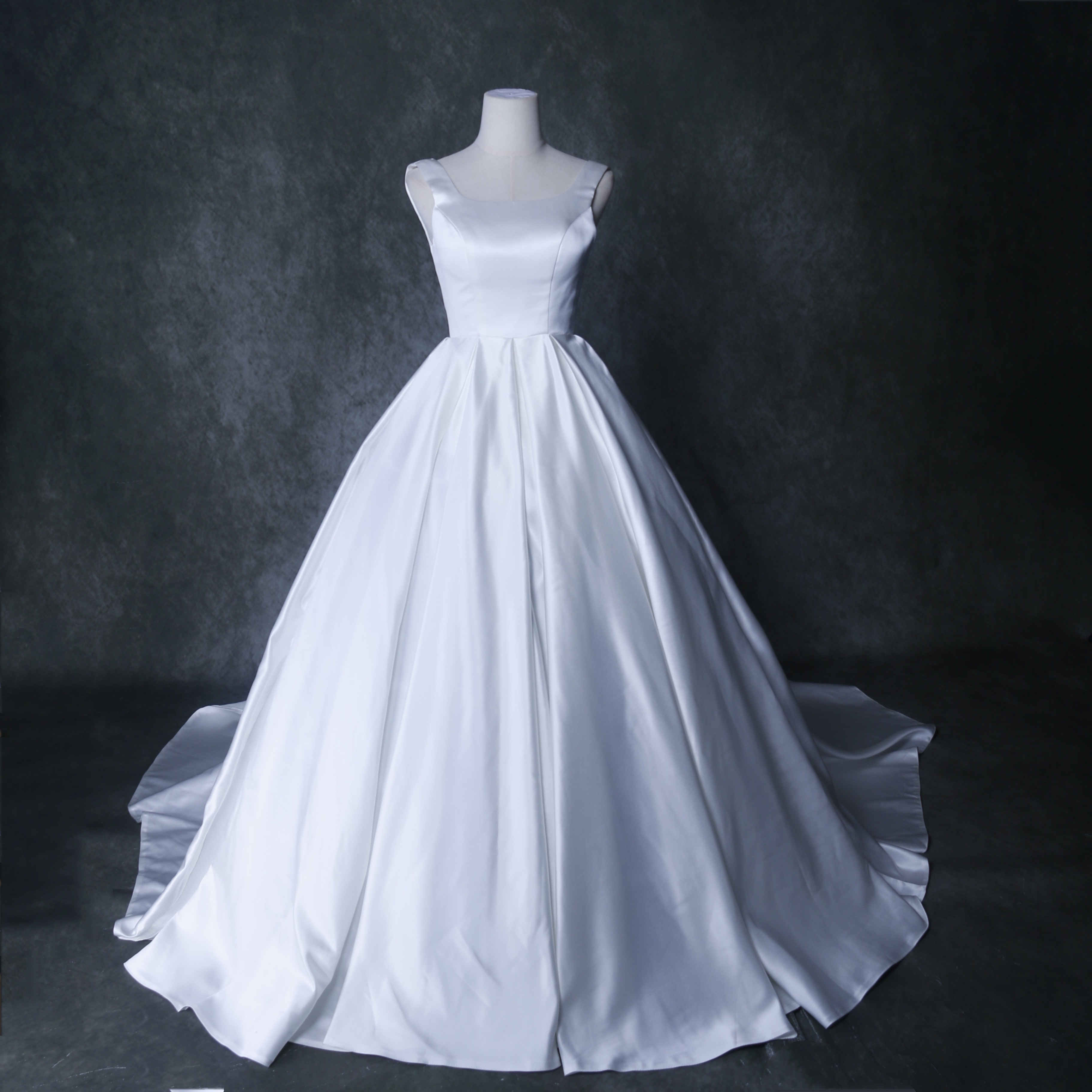 上品！ウエディングドレス アイボリー プリンセスライン 背中見せ 結婚式/披露宴