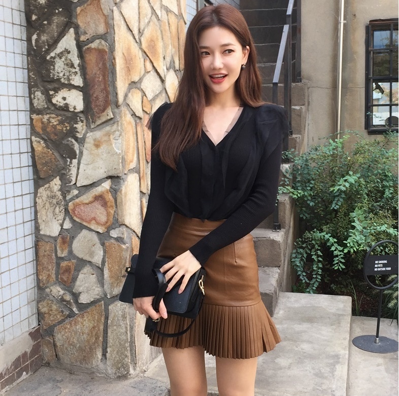 K101.肩フリルVネックセーター（ブラック）