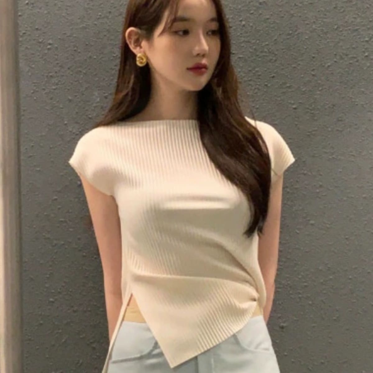 トップス ニットソー 半袖 ボートネック プルオーバー ショート丈 サイドスリット アシンメトリー かわいい 大人可愛い きれいめ シンプル 上品 おしゃれ かっこいい カジュアル こなれ感 個性的