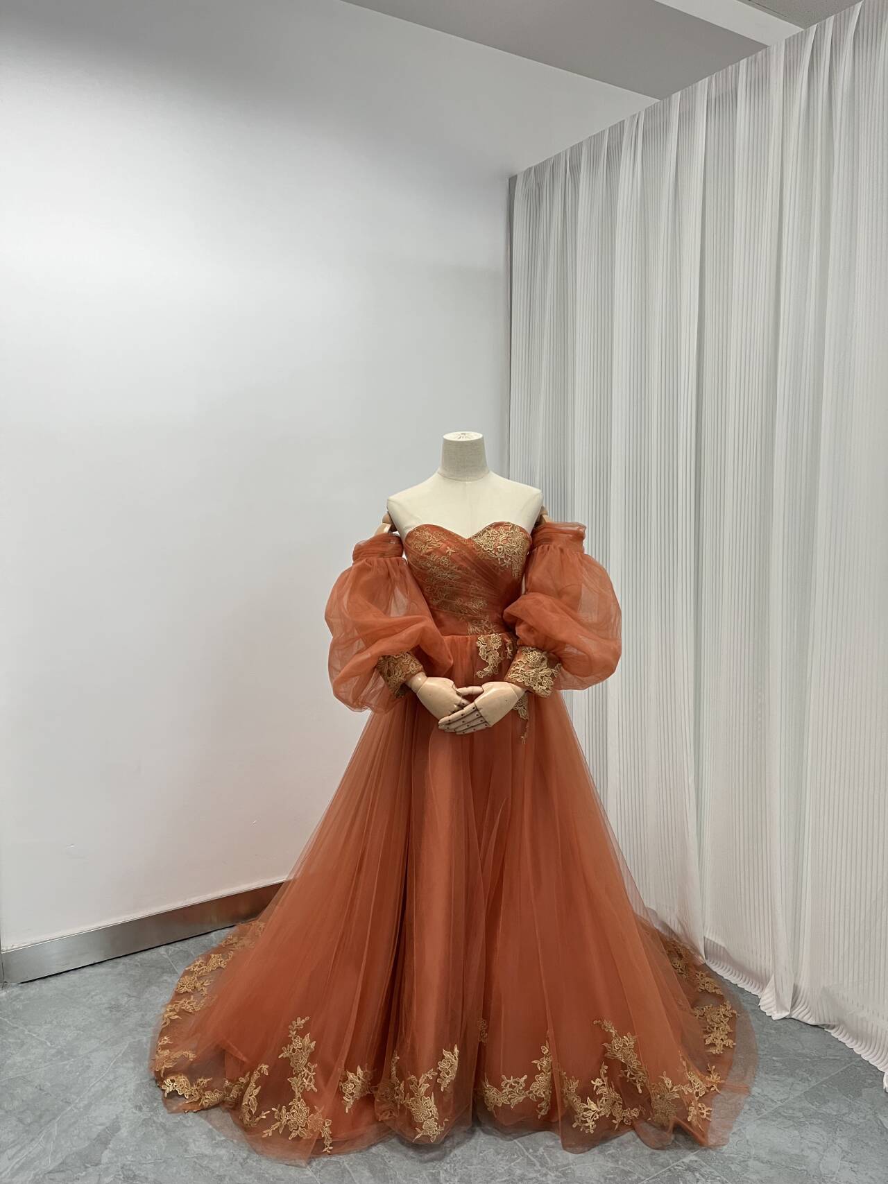 豪華！ テラコッタカラードレス 取り外し袖 枝花刺繍 裾に繊細レースをあしらった
