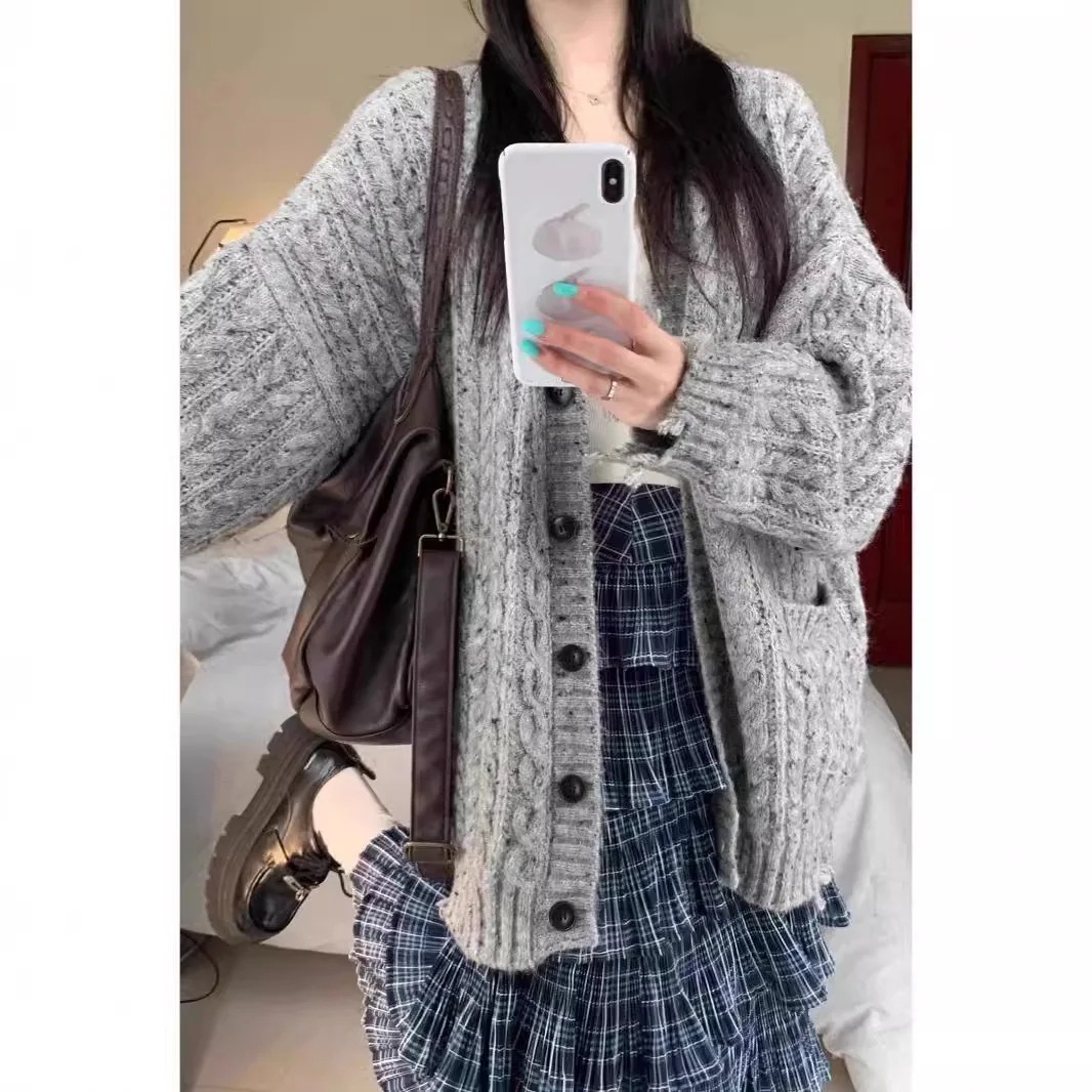 レトロなデザイン感が破れた灰色vネックニットカーディガン女性秋冬怠惰風大版麻花セーターコート厚