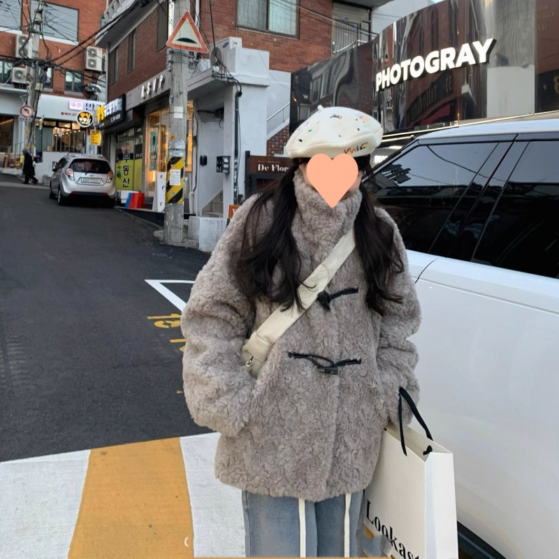 冬暖かいスタンドカラーホーンボタンミドル丈イミテーションレザーの新型モデル厚手ラムウール韓国風コートトップコート