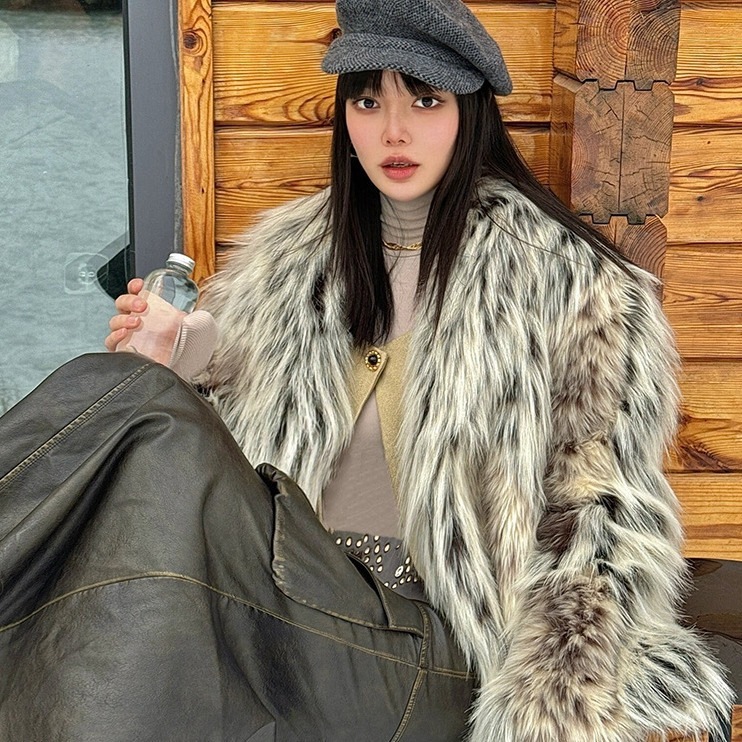 ヒョウ柄の若いシルエットの女性用ショートフォックスファーコート厚く暖かく環境に優しい豪華なコート冬