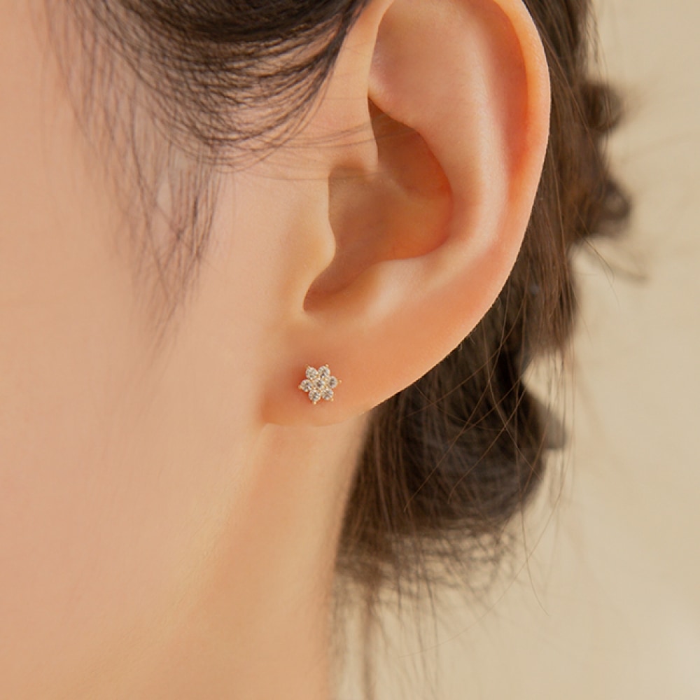 LUNNE 14k フラワー 7 キュービックピアス (14k ゴールド) A04