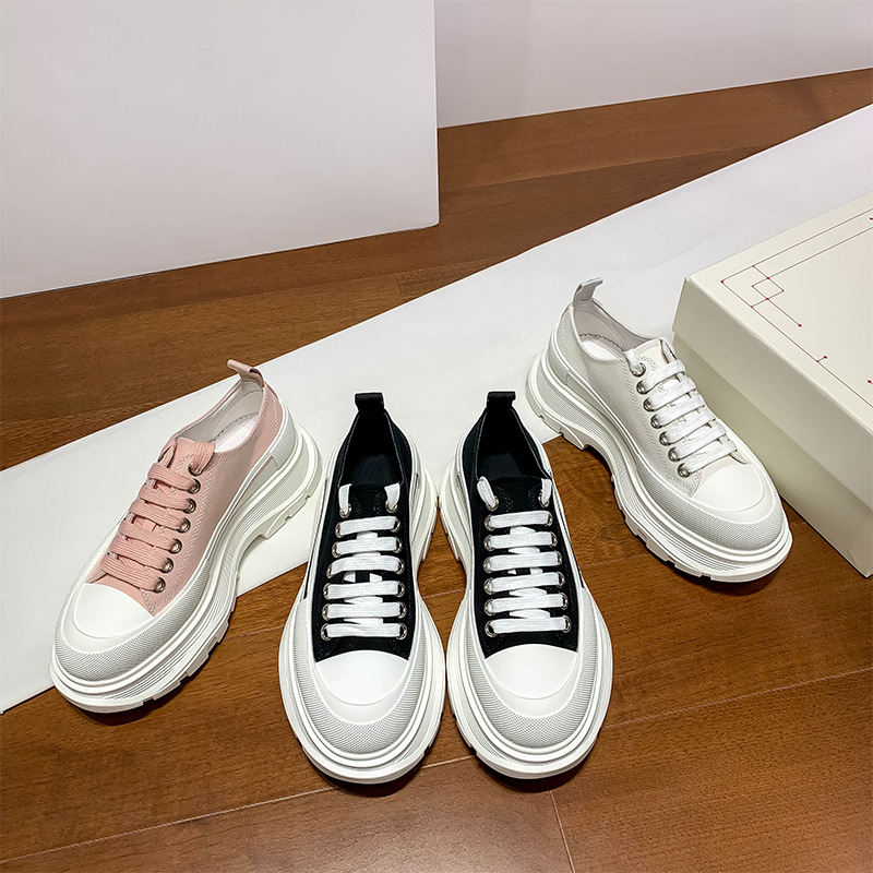 マックイーンの白い靴女性用のカラーマッチング厚底キャンバスシューズ高さを強調するレースアップの新しいプラットフォームシューズ男性用の韓国版スニーカー