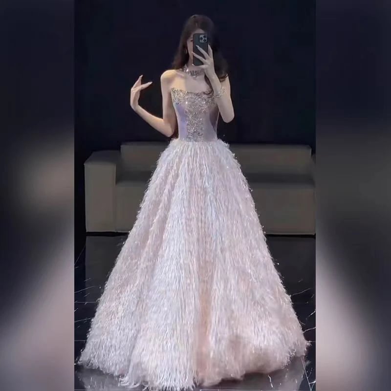 ドレスの女性ハイエンドでエレガントな若者2025バンケットホストパフォーマンスエンゲージメントテスト