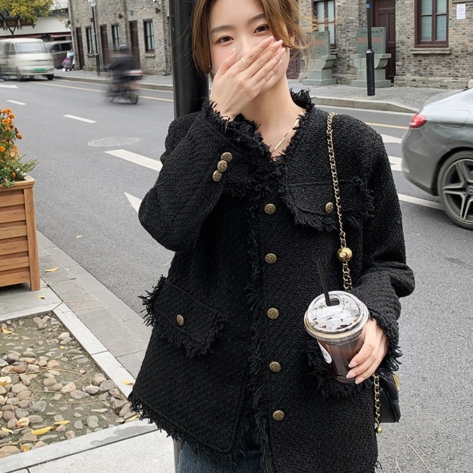 アウター ジャケット ノーカラージャケット 長袖 Vネック 前開き デザインボタン ミディアム丈 ふわふわ かわいい 大人可愛い きれいめ シンプル 上品 おしゃれ かっこいい カジュアル レトロ