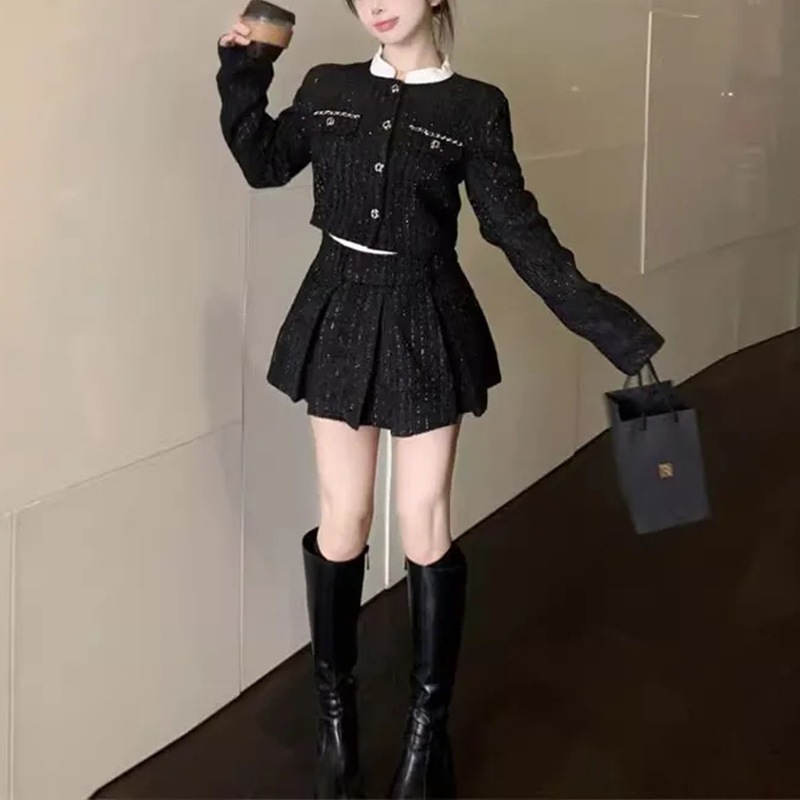 スタンドカラーのショートジャケットとハイウエストのミニスカートが特徴の春と秋向けのスパンコールがちりばめられたシャネル風のカラーブロックツーピーススーツです