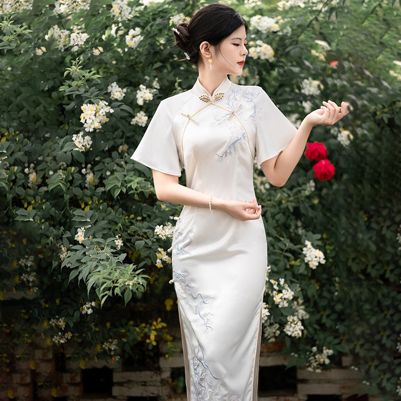 白いsi Teng Cheongsam 2025新しいハイエンドの小さな人が女性のための若い新しい中国語スタイルのドレスを改善しました