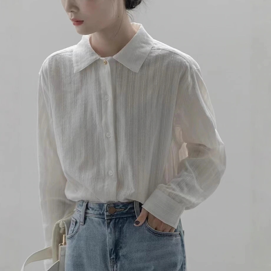 フランスのレトロスタイルの白い長袖レイヤードシャツ秋冬にぴったりのユニークでスタイリッシュなトップス早春にぴったりです