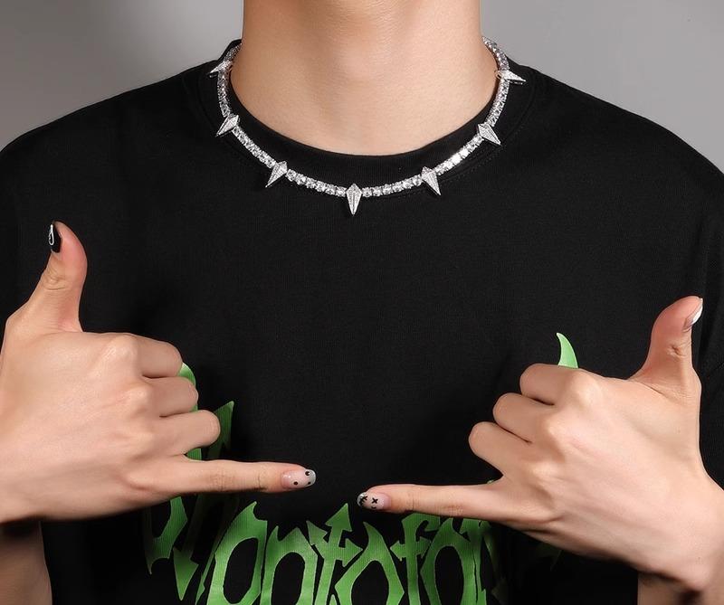 ネックレス アクセサリー ジュエリー ペンダント メンズ 男性用 ストーン キラキラ 豪華 ゴージャス オールシーズン フリーサイズ シルバー イミテーション かっこいい クール 個性的 存在感 主役