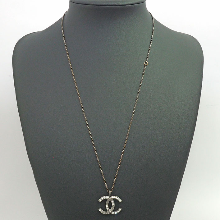 【美品】シャネル ビジュー ココマーク ガンメタカラー ラインストーン 【ペンダント】