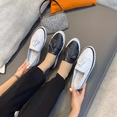 レディース ローファー 革靴 7cm 太ヒール フラット ウェッジソール フリンジ 美脚 脚長 大人可愛い シンプル カジュアル 上品 かっこいい レトロ エレガント スポーティー マニッシュ