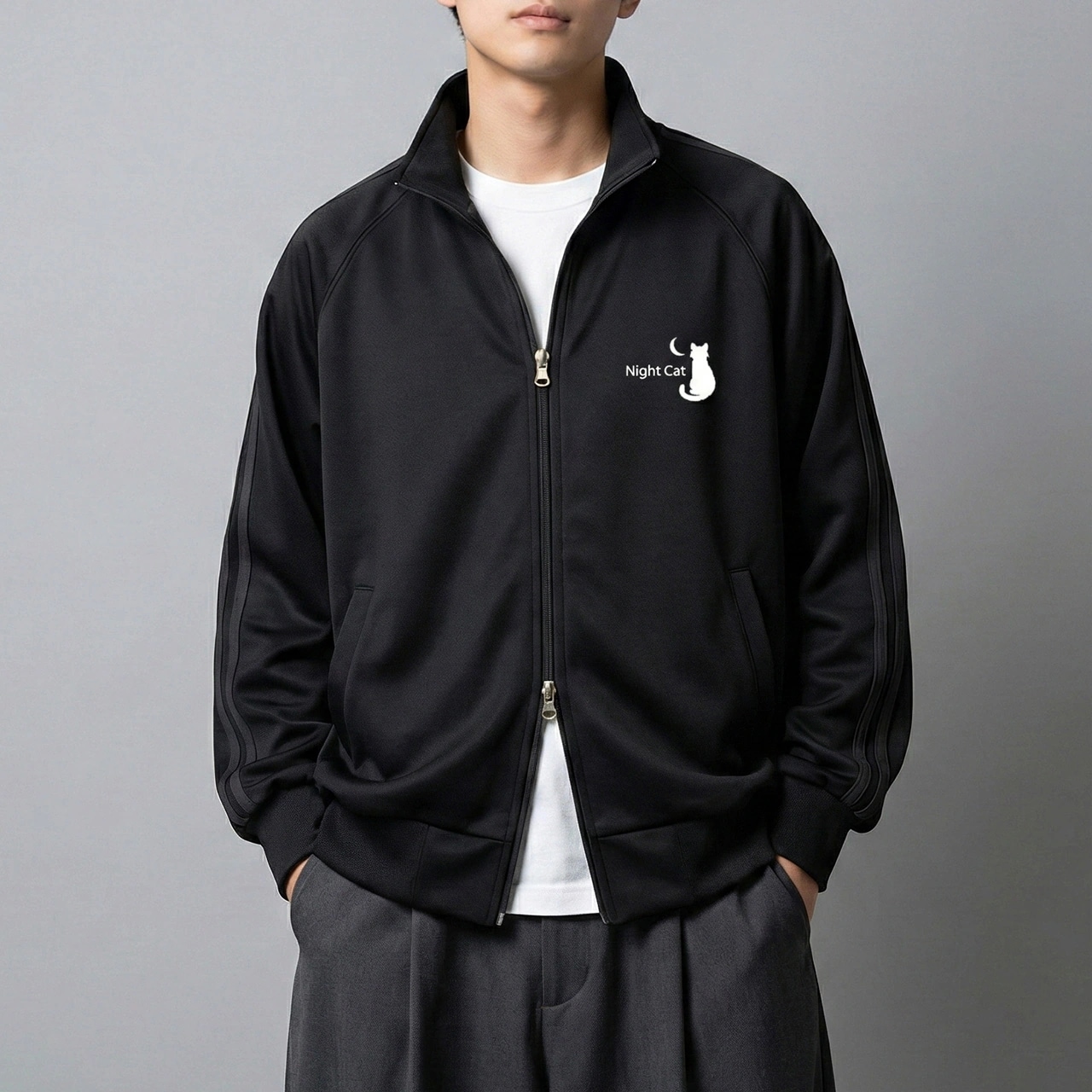 【Night Cat】ロゴ入り サイドライントラックジャケット ジャージ（ブラック／ブラック） 夜猫 ストア かわいい 猫 ロゴ マーク クール ストリート 韓国 ファッション