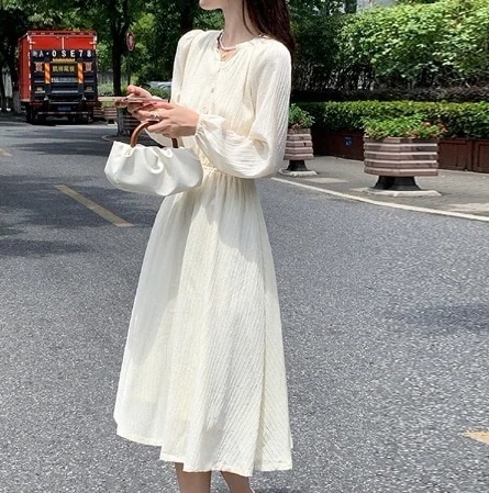 ワンピース 膝下 袖あり 長袖 ヘンリーネック フレア デザイン ボタン 美ライン ニュアンス シアサッカー 軽やか かわいい 大人可愛い きれいめ シンプル カジュアル 大人 上品 おしゃれ お洒落