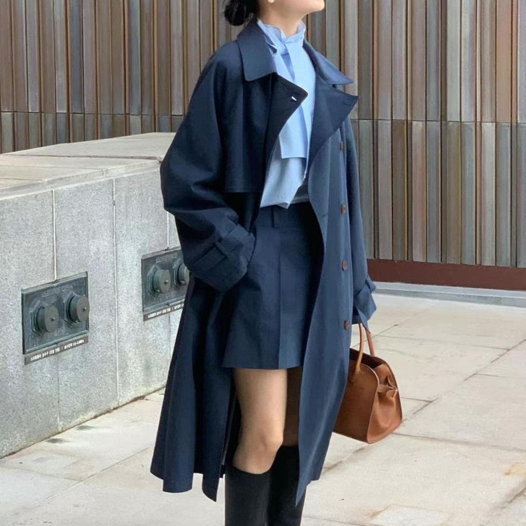 韓国INSブロガーの春秋通勤アウターは美しくて生意気高揚感のあるガーリーなピンクのダブルブレストロングウインドブレーカージャケット