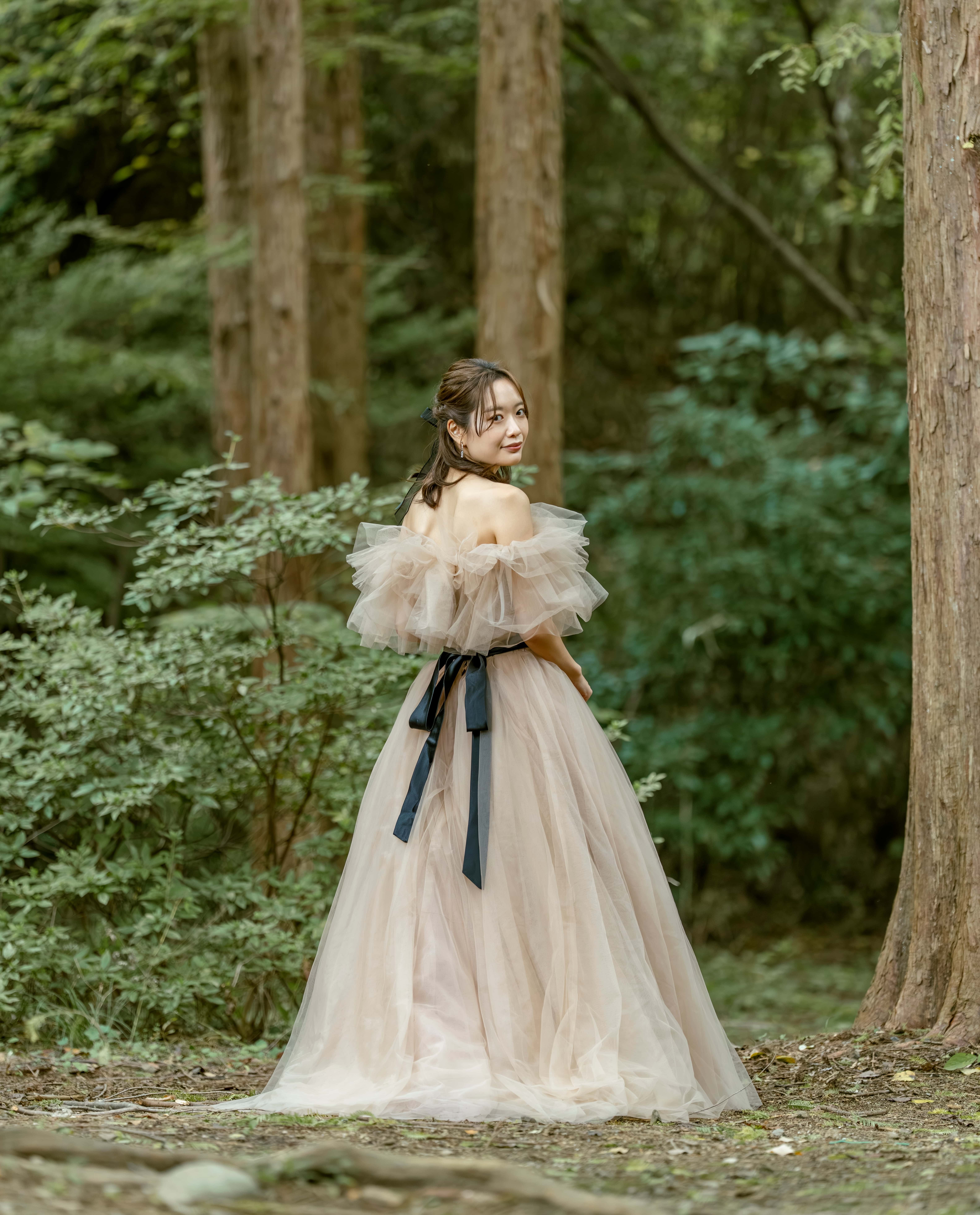 実例写真！カラードレス シャンパン色 オフショルダー チュールスカート サッシュベルト 前撮り 花嫁
