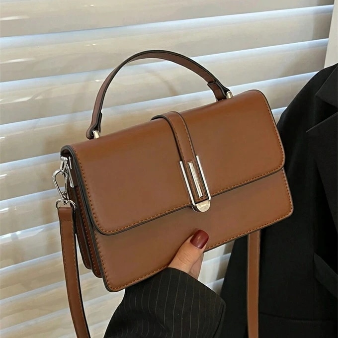 シンプル金属ハンドルフラップ スクエアショルダーバッグレディース 洗練されたトレンドバッグ