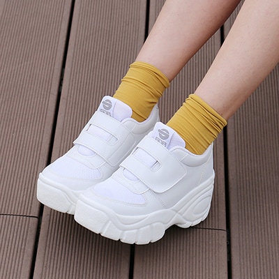 7cmの厚底ベルクロタイプのスニーカーしっかり作りでパンツにもスカートにも合わせやすいデザイン